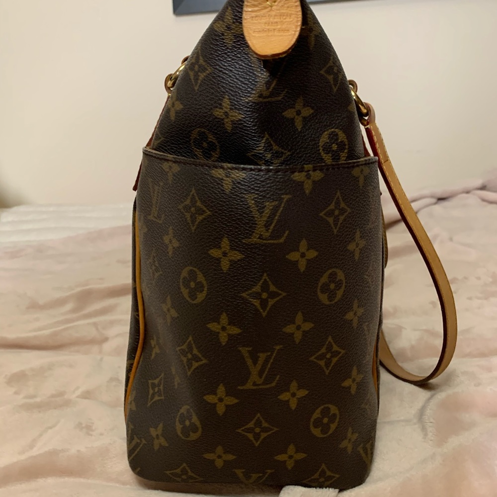 Totally MM Shoulder Tote. Louis Vuitton Brown Monogram Tote.. - Picture 10 of 16